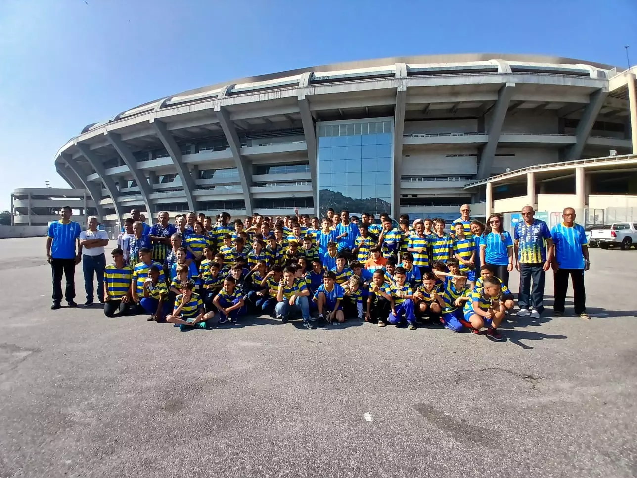 Alunos da Escola de Futebol do Futuro, de Santos Dumont, viajam para conhecer o Maracanã